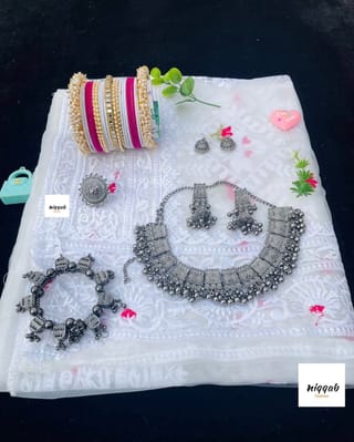 প্রিমিয়াম সাদা এমব্রয়ডারি কটন শাড়ি উইথ অক্সিডাইজড জুয়েলারি সে 2