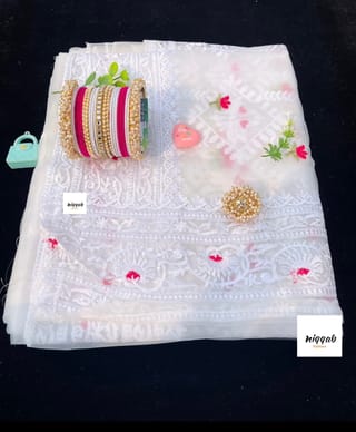 প্রিমিয়াম সাদা এমব্রয়ডারি কটন শাড়ি উইথ অক্সিডাইজড জুয়েলারি সে 5
