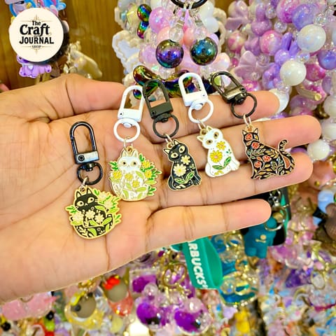 Cute Floral Cat Metal Keychain – Enamel Bag Charm with Flowers