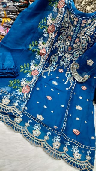 Pakistani Design Sada Bahar Tissue 4-Piece Embroidered Salwar Kameez Set 2
