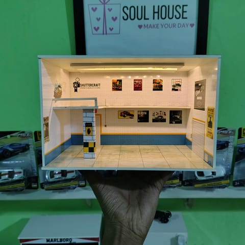 Premium handmade luxury workshop themed LED diorama with realistic garage interior and battery-powered lighting. Perfect for displaying 1:64 scale diecast cars, photography setups and collectors.