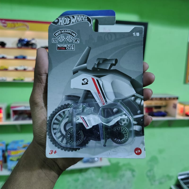 Adventure Motorcycle | 1:64 Diecast Bike | Collectible Model