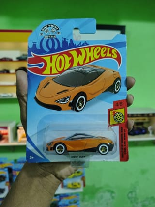 McLaren Speedtail Hot Wheels Chinese 1:64 Diecast Car | Collectible Model 3