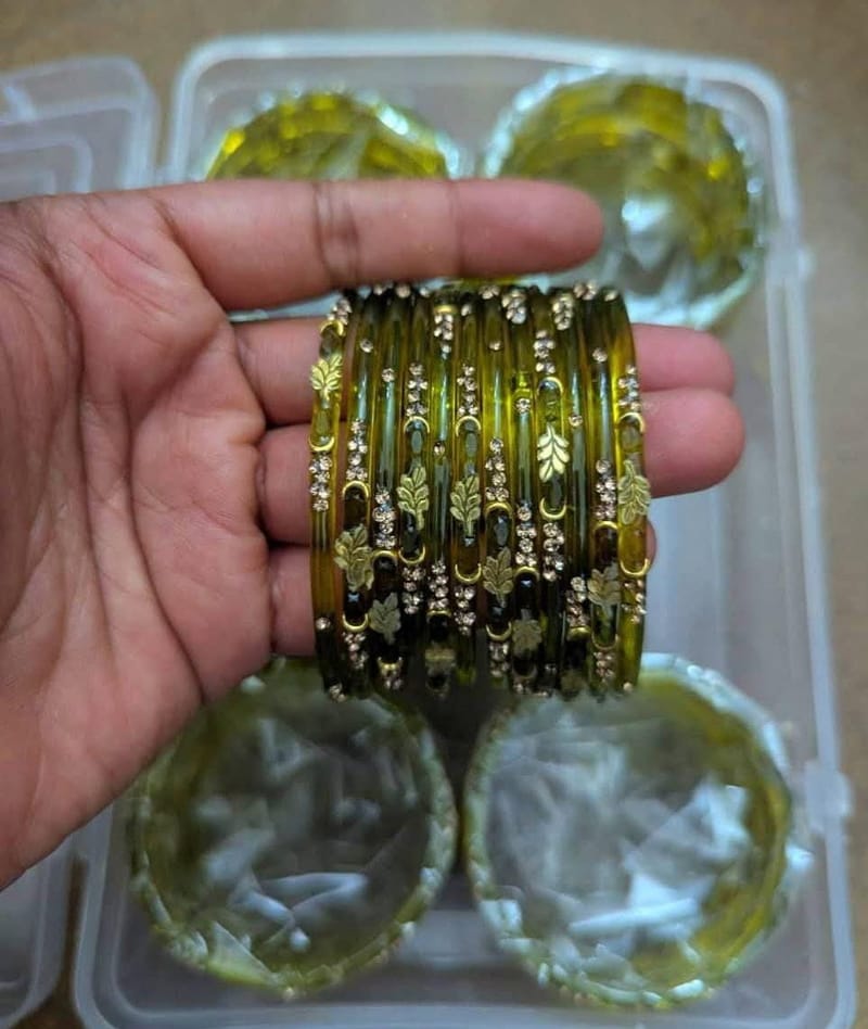 এক্সক্লুসিভ কাচের কাশ্মীরি চুরি সেট