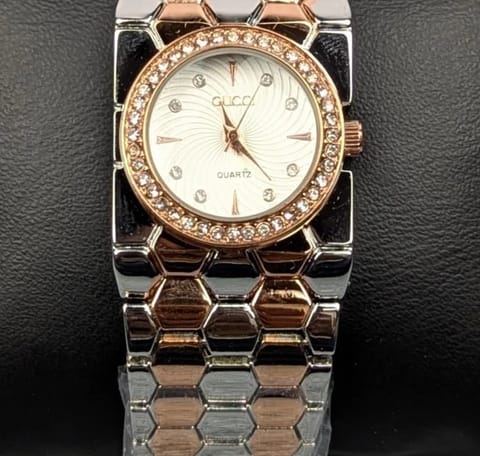 Elegant Golden Ladies Quartz Watch with Crystal Bezel – Premium Bracelet Design