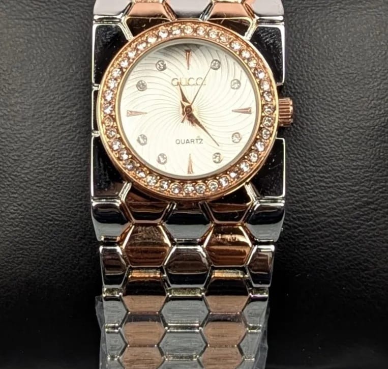 Elegant Golden Ladies Quartz Watch with Crystal Bezel – Premium Bracelet Design