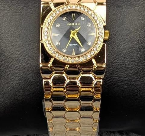 Elegant Golden Ladies Quartz Watch with Crystal Bezel – Premium Bracelet Design