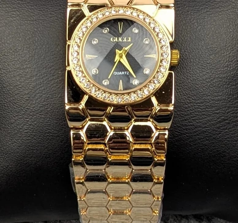 Elegant Golden Ladies Quartz Watch with Crystal Bezel – Premium Bracelet Design